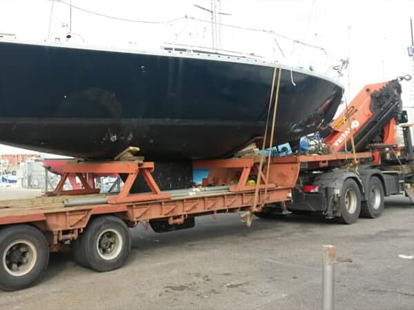 Grúa para levantar barcos en Vilanova de Arousa